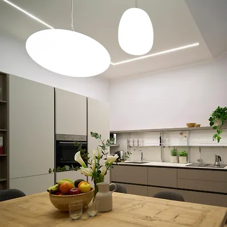 Bright 3-bedroom With Patio In Historic Center Near Duomo Апартаменты *
