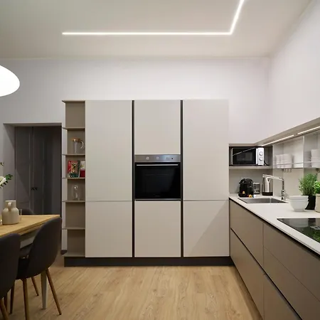 Bright 3-bedroom With Patio In Historic Center Near Duomo