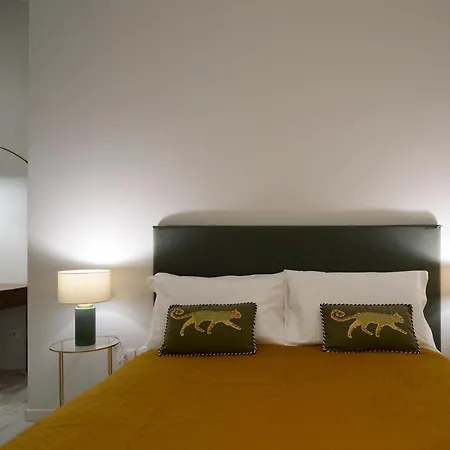 Bright 3-bedroom With Patio In Historic Center Near Duomo